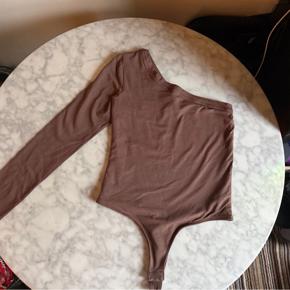 Clyque One Shoulder Long Sleeve Bodysuit in Chocolate Brown Everyday Basic - Picture 8 of 10